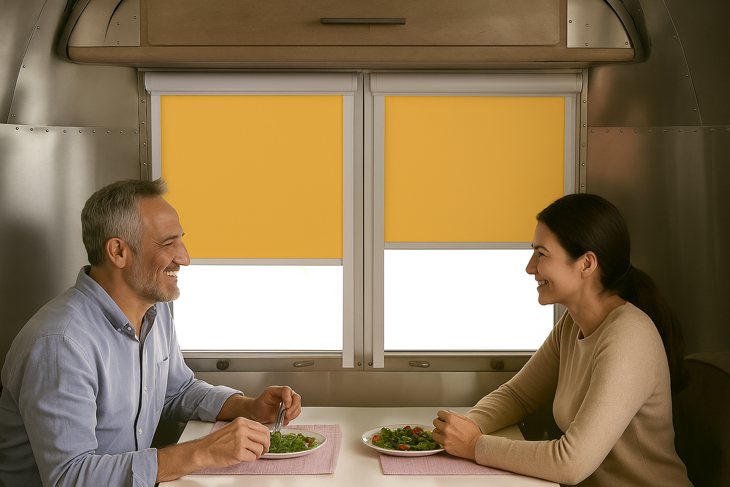 estor enrollable en color amarillo en furgoneta camper