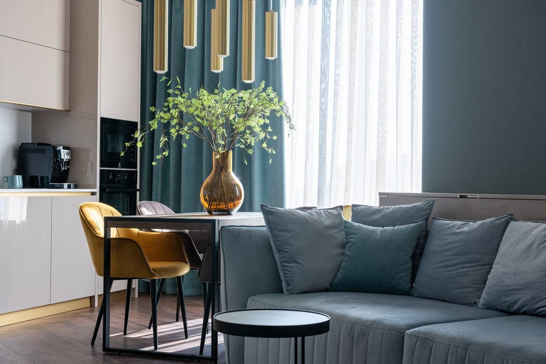 ¿Cómo combinar las cortinas con un sofá gris o de otro color?