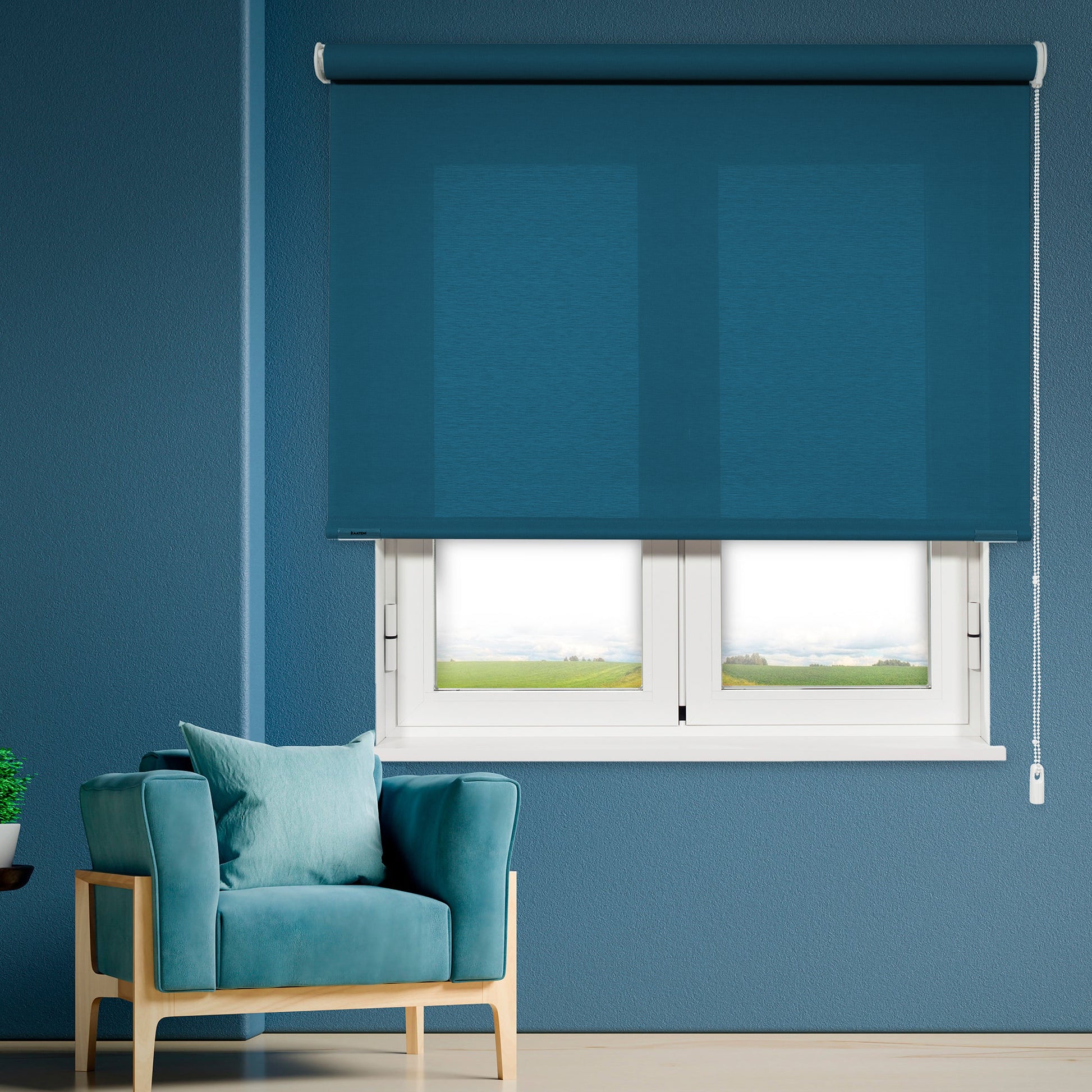 Estor enrollable screen apertura 3% en color turquesa instalado en ventana salón