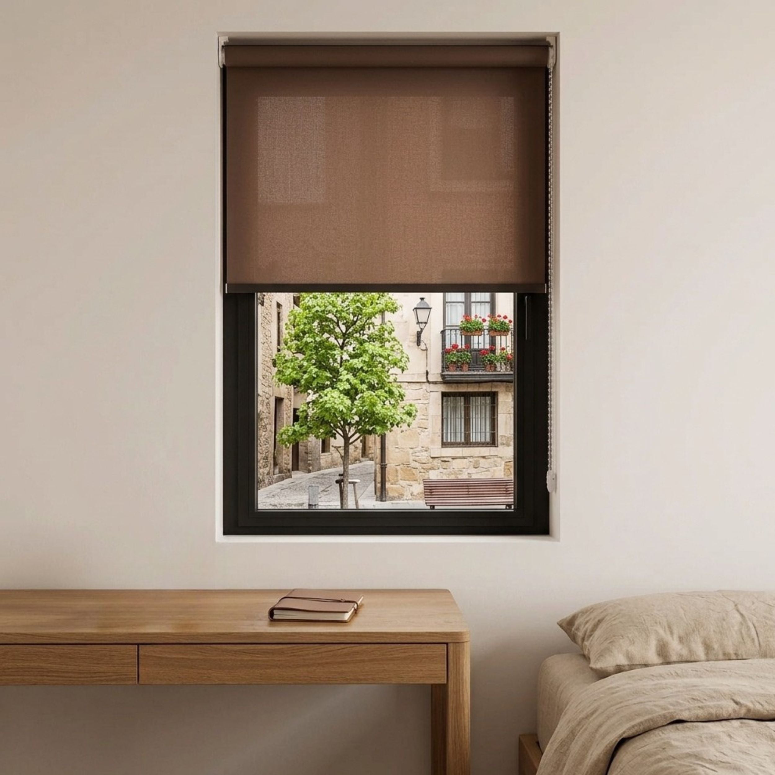 Estor enrollable marron traslúcido en un dormitorio moderno