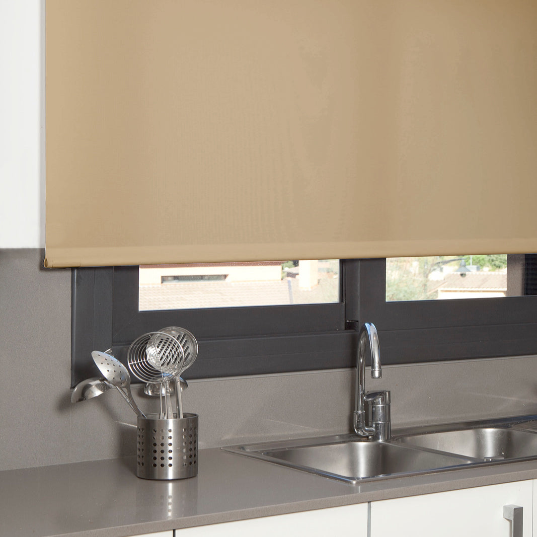 Estor enrollable opaco en color beige en cocina
