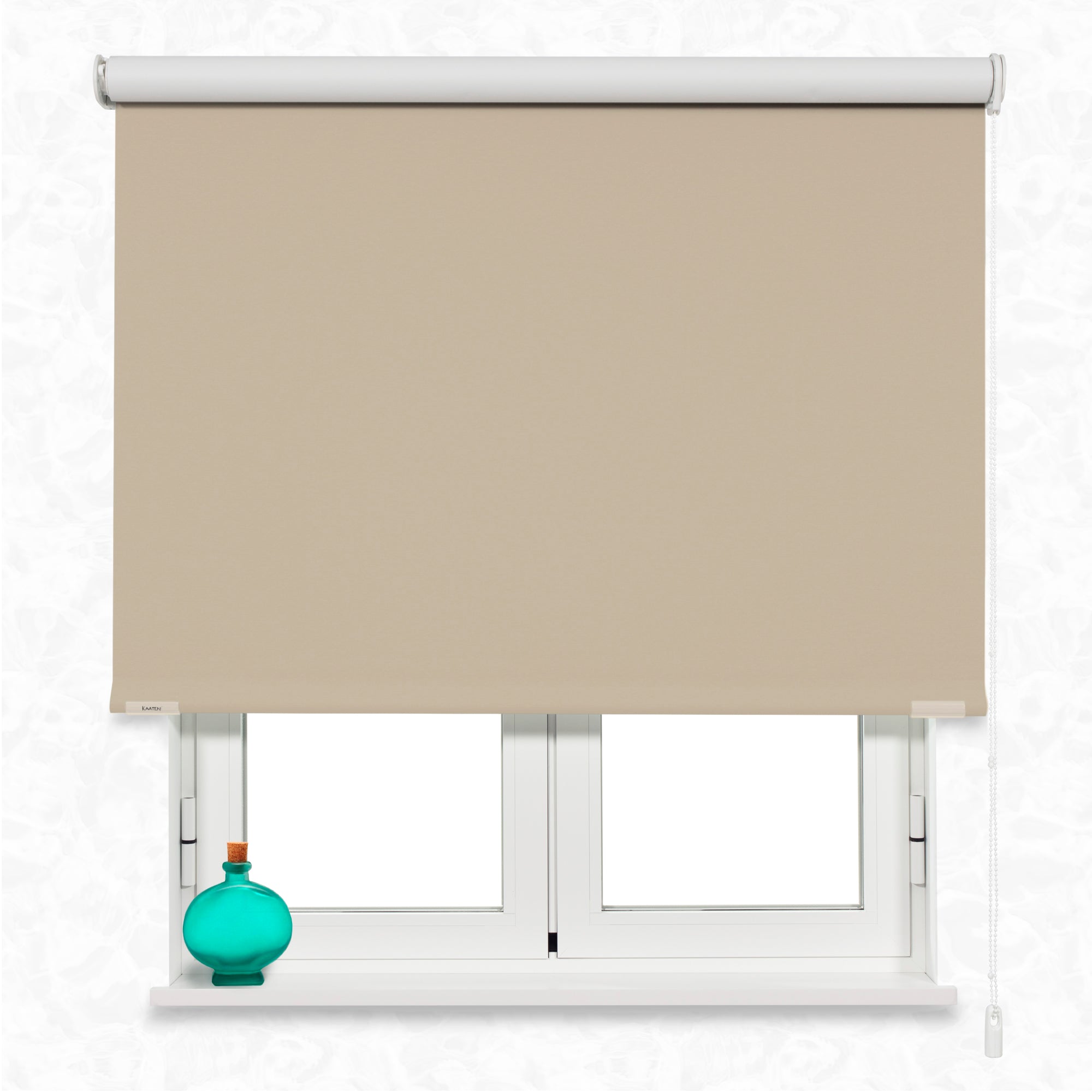 Estor enrollable opaco en color beige en ventana
