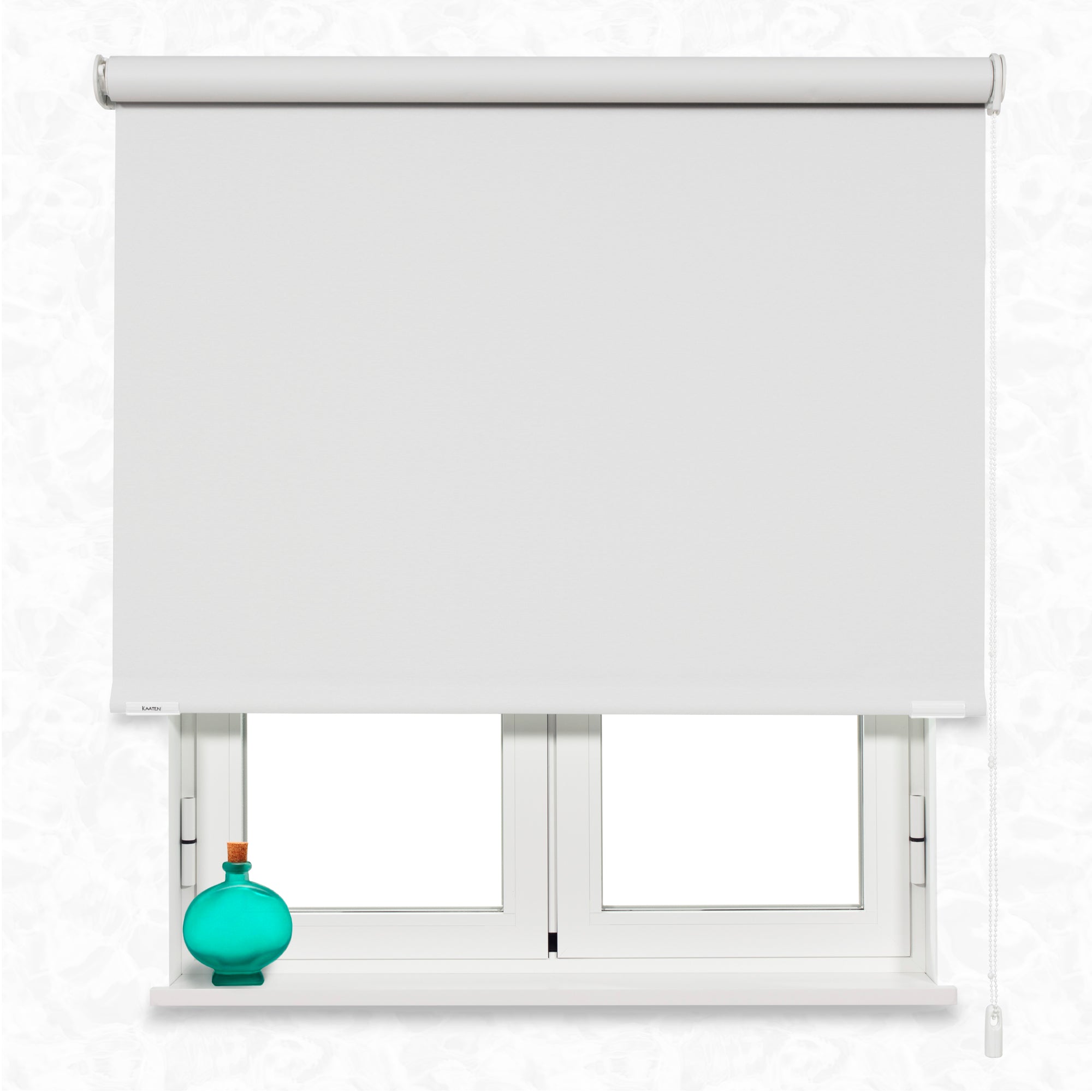 Estor enrollable opaco en color blanco en ventana
