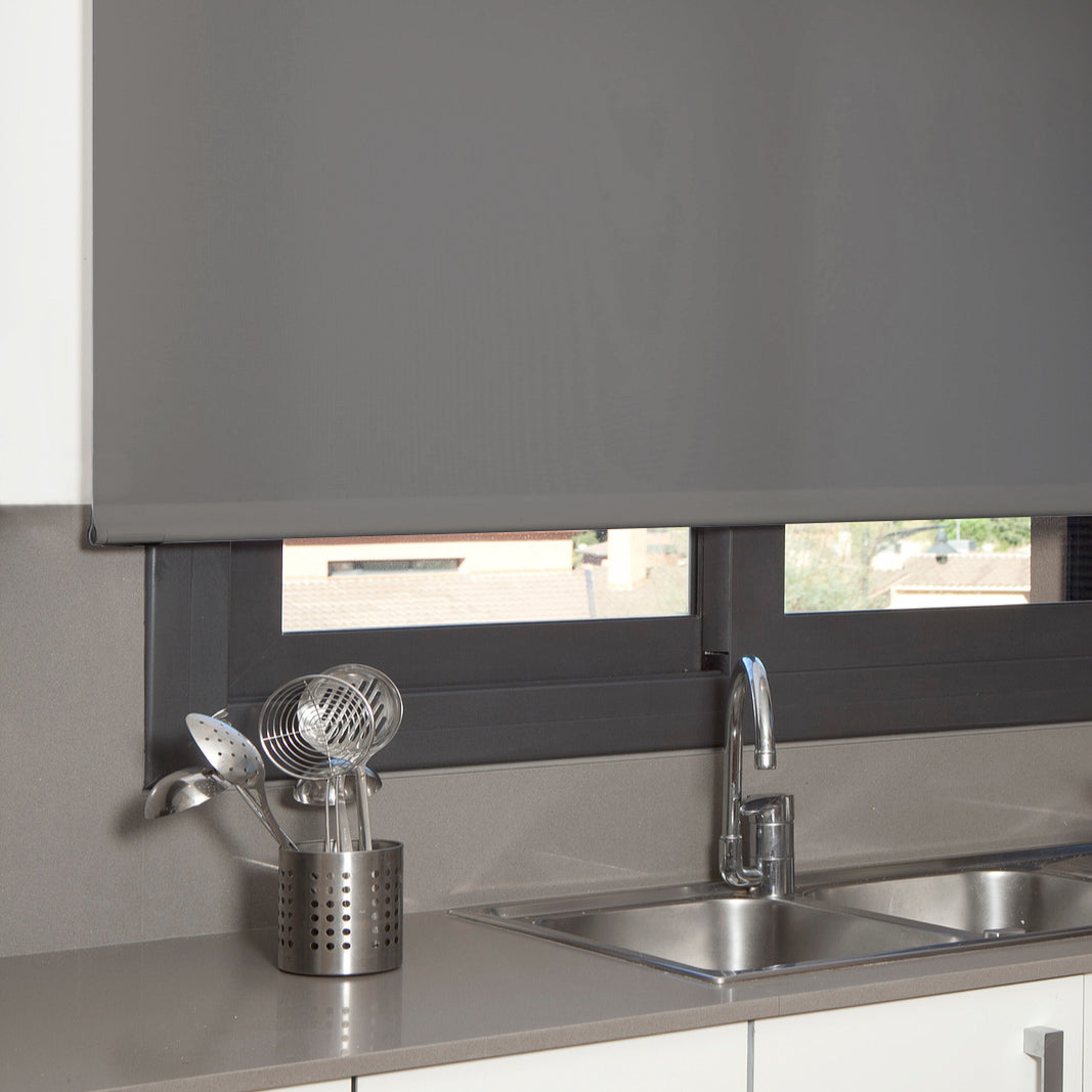 Estor enrollable opaco en color gris en cocina
