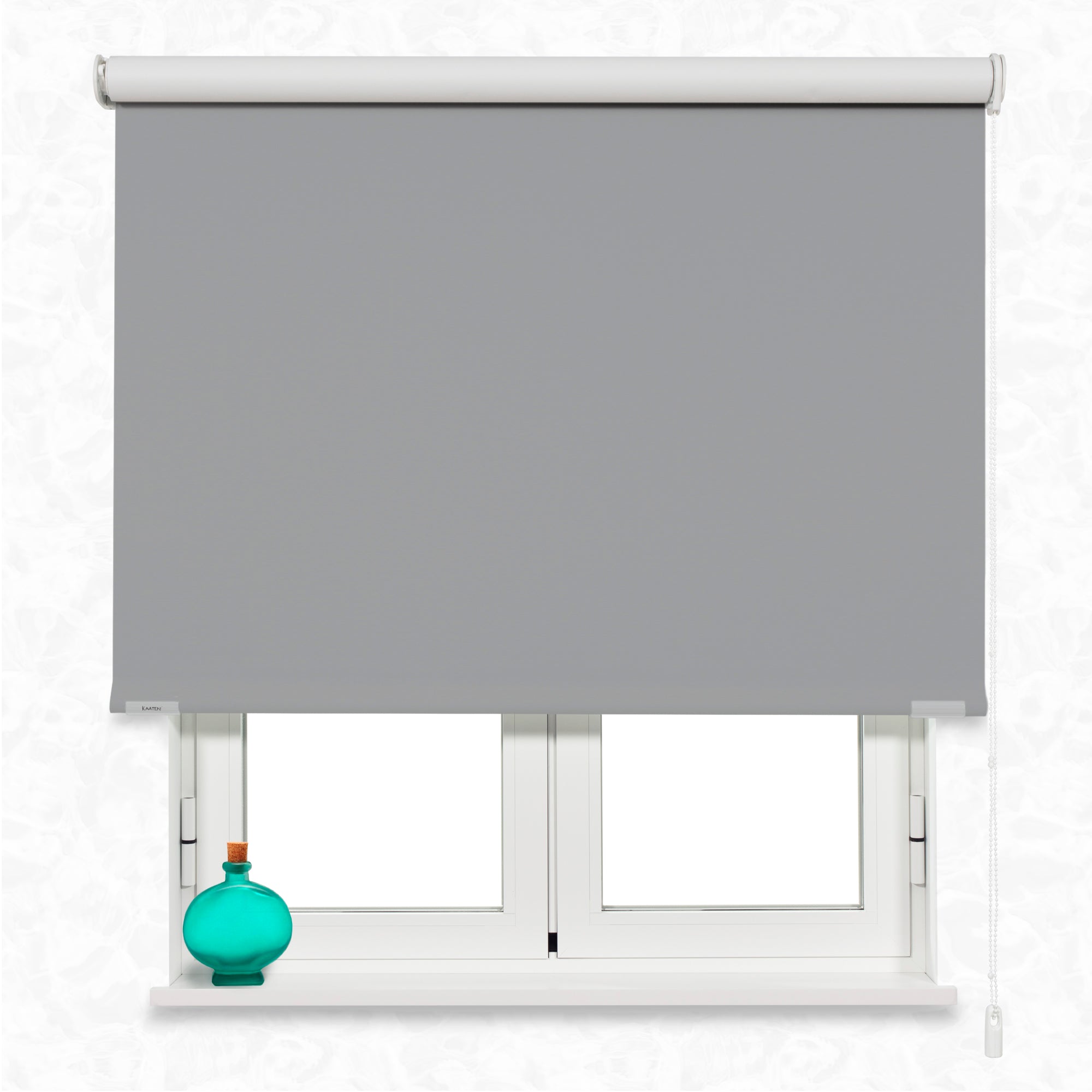 Estor enrollable opaco en color gris en ventana
