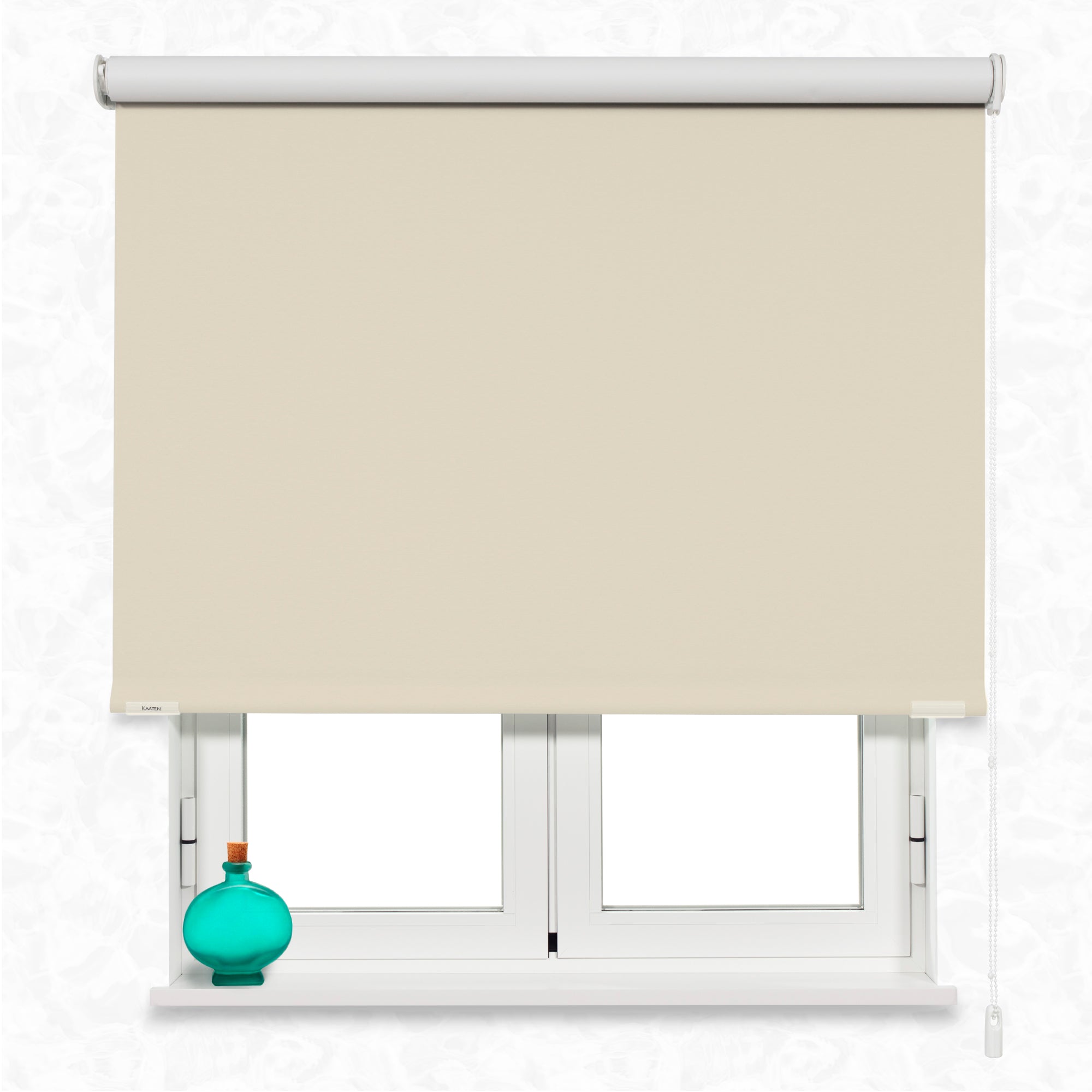 Estor enrollable opaco en color marfil en ventana
