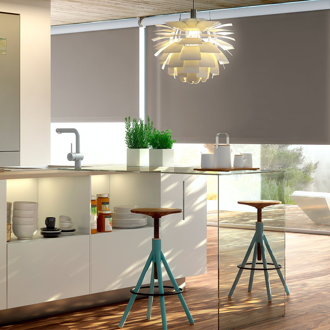 Estor enrollable opaco en color gris marron en ventanal cocina
