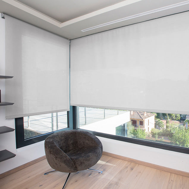 Estor enrollable screen 1% en color gris claro en mirador

