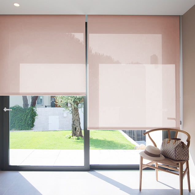Estor enrollable translúcido en color rosa blush en ventanal grande
