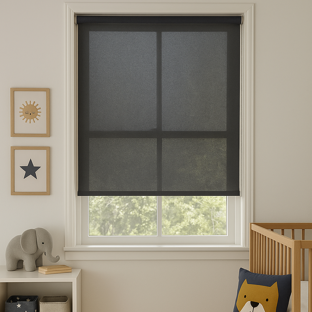 estor enrollable translúcido gris oscuro en habitación infantil