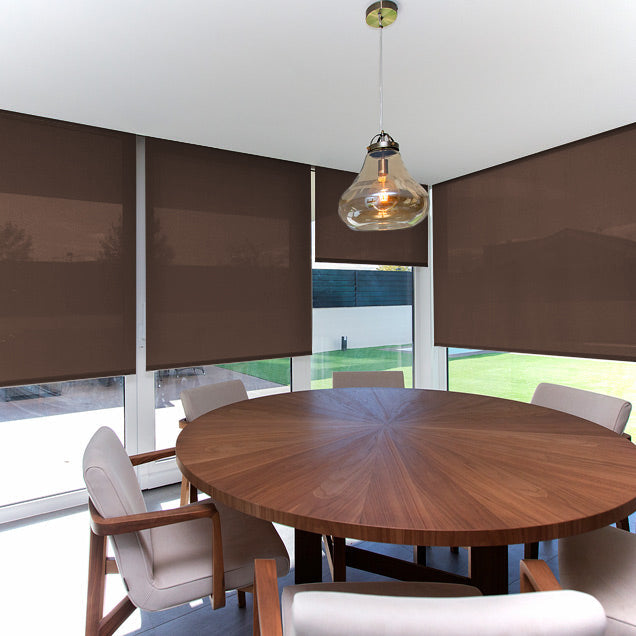 estor enrollable screen apertura 3% color marron en ventanas del salón
