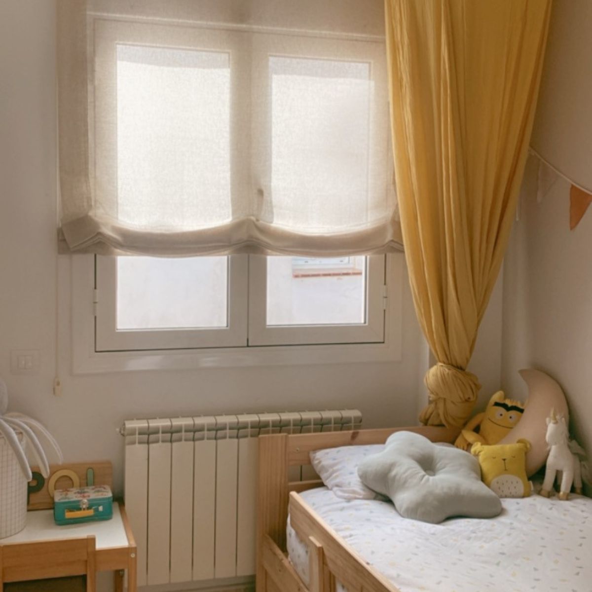 estor paqueto beige translúcido  en habitación para bebés